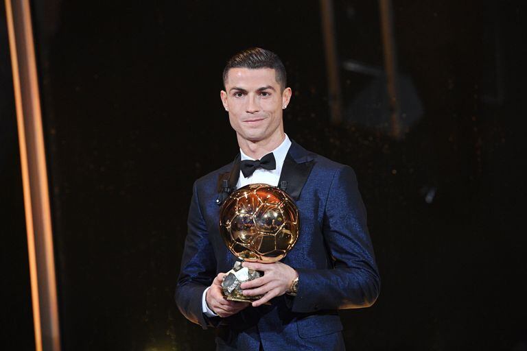 Cristiano Ronaldo posa con su quinto Balón de Oro en París.