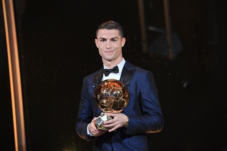 Cristiano Ronaldo posa con su quinto Balón de Oro en París.