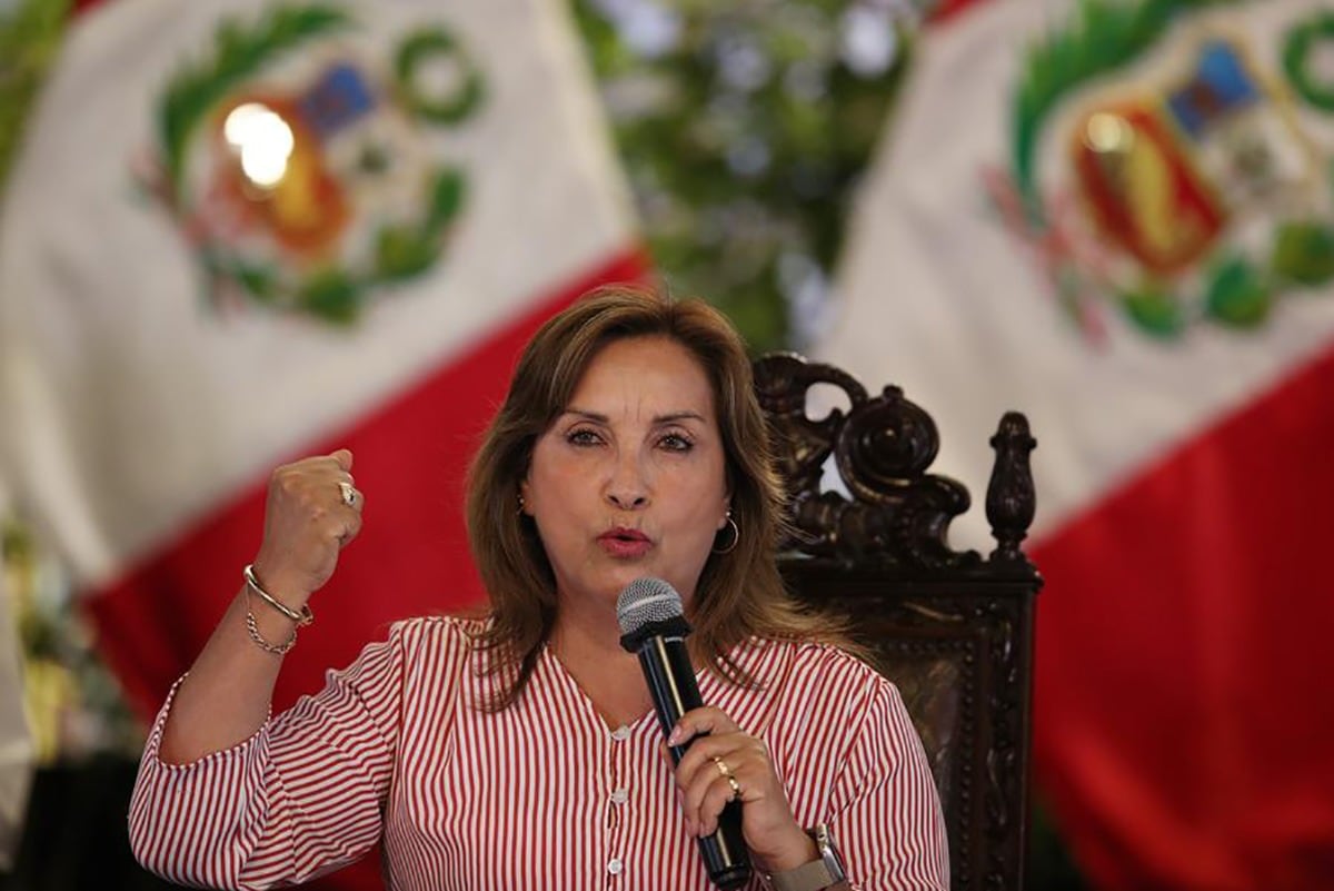 Dina Boluarte mira para otro lado cuando la requiere la justicia. 