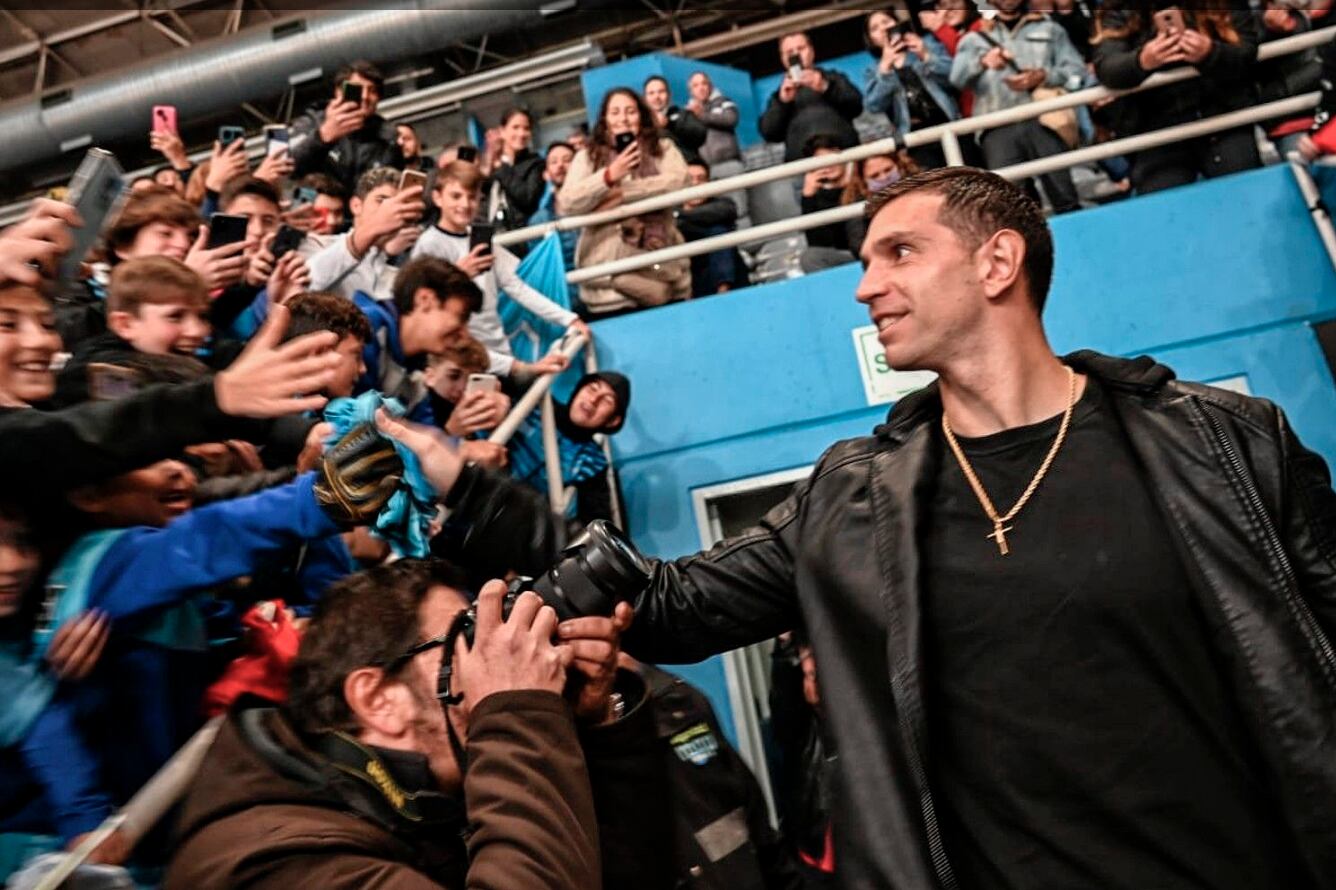 Emiliano Martínez, galardonado y vitoreado en La Feliz