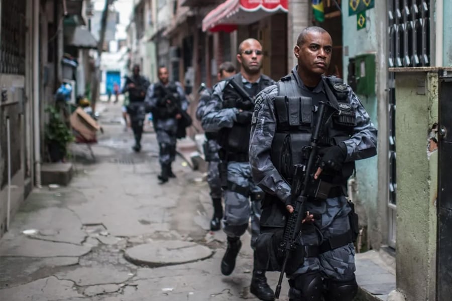 Agentes de la policía militar armados en la comunidad Favela da Maré, en Río de Janeiro. Imagen: Christophe Simon/AFP