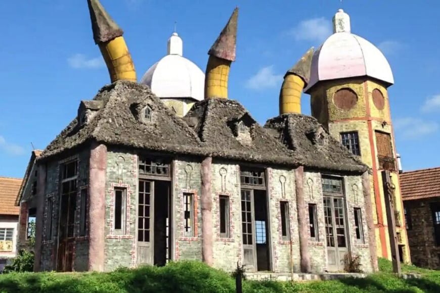 Fue construido en los ochenta y aún hoy es visitado por curiosos turistas.