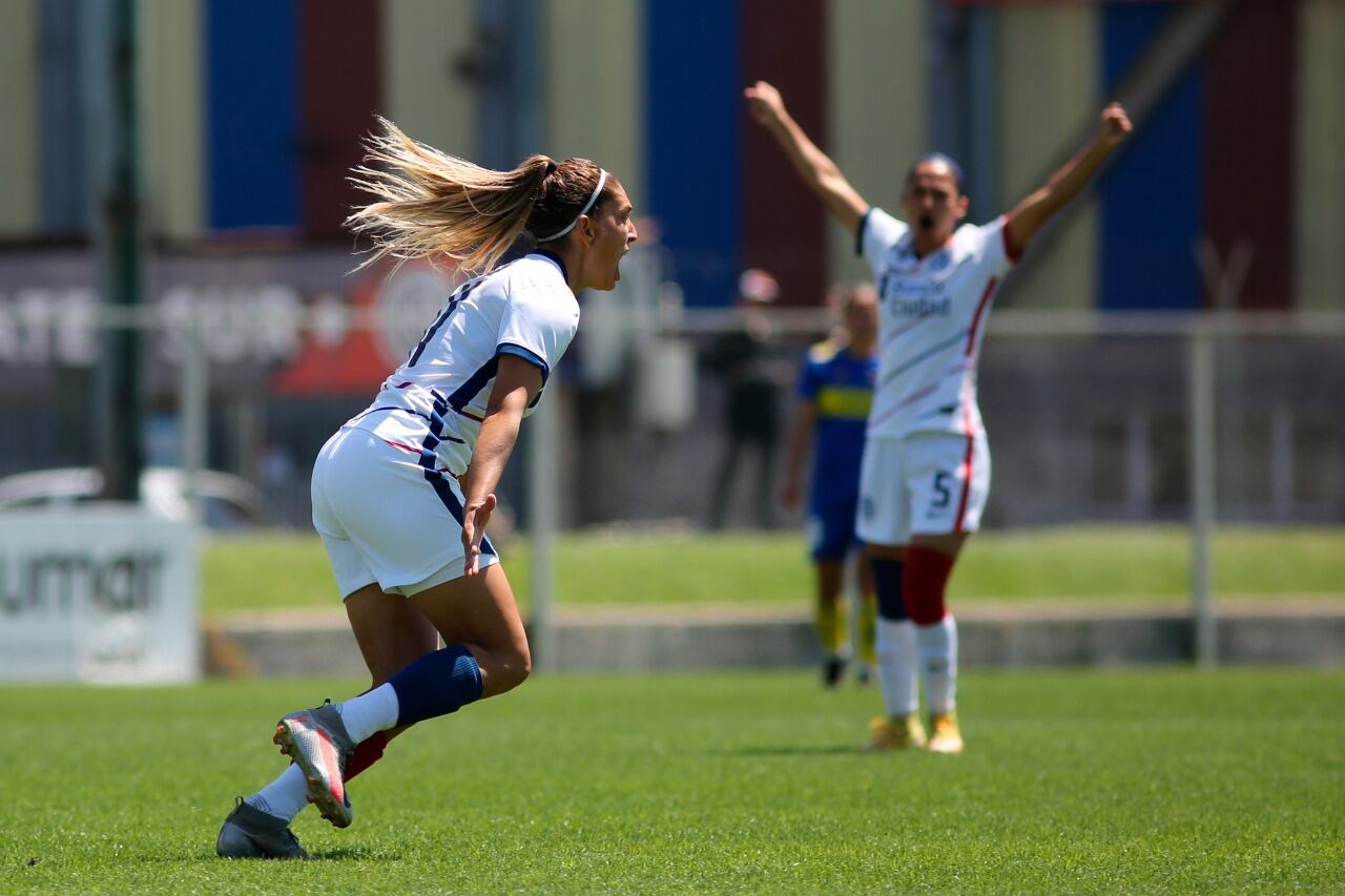 Débora Molina festeja su golazo, el primero del Ciclón