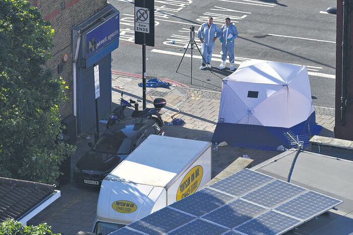El atacante condujo una furgoneta blanca; se salvó de que lo lincharan porque intervino el imán de la mezquita.