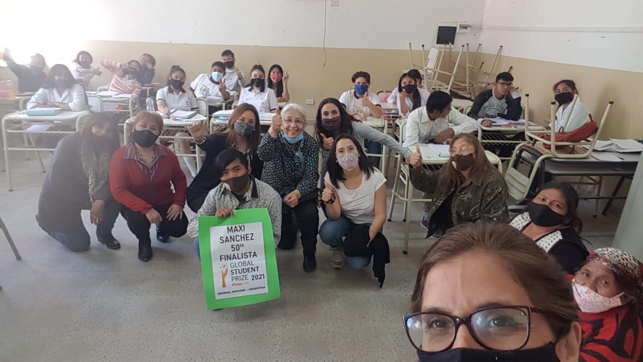 Maximiliano, con computadora del programa Conectar Igualdad.