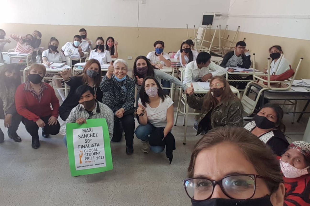 Maximiliano, con computadora del programa Conectar Igualdad.