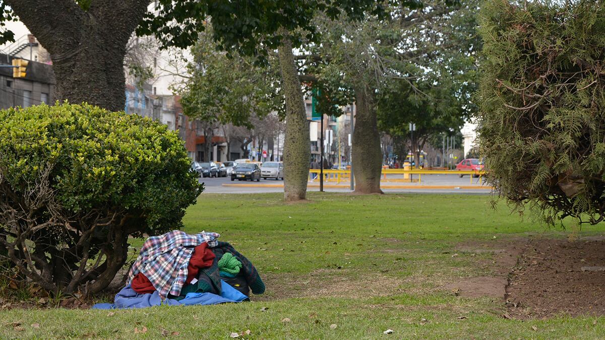 Las pocas pertenencias de Miguel Angel Torrent, junto al lugar donde falleció