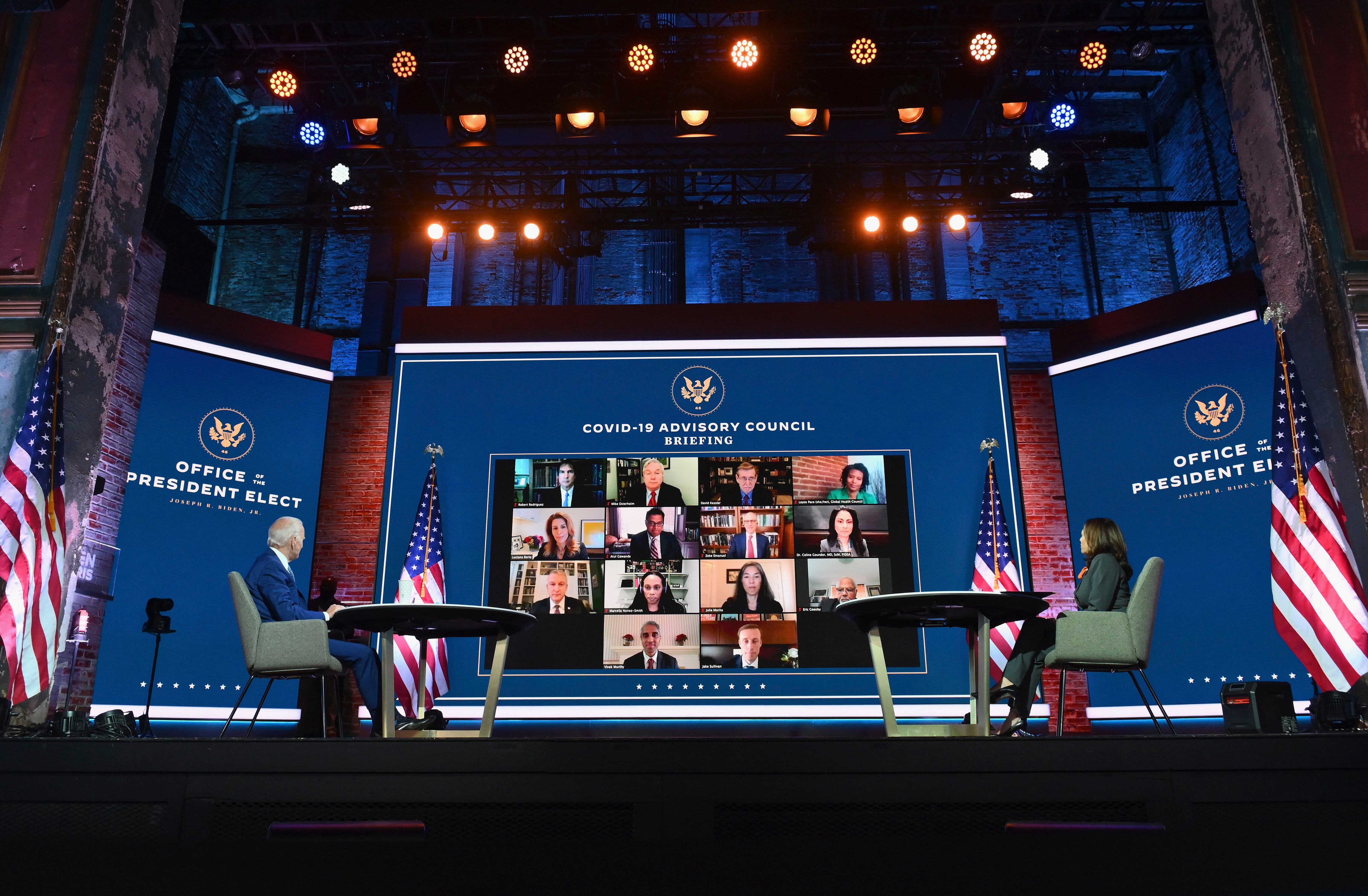 Los electos Biden y Harris en teleconferencia con su flamante comité asesor.