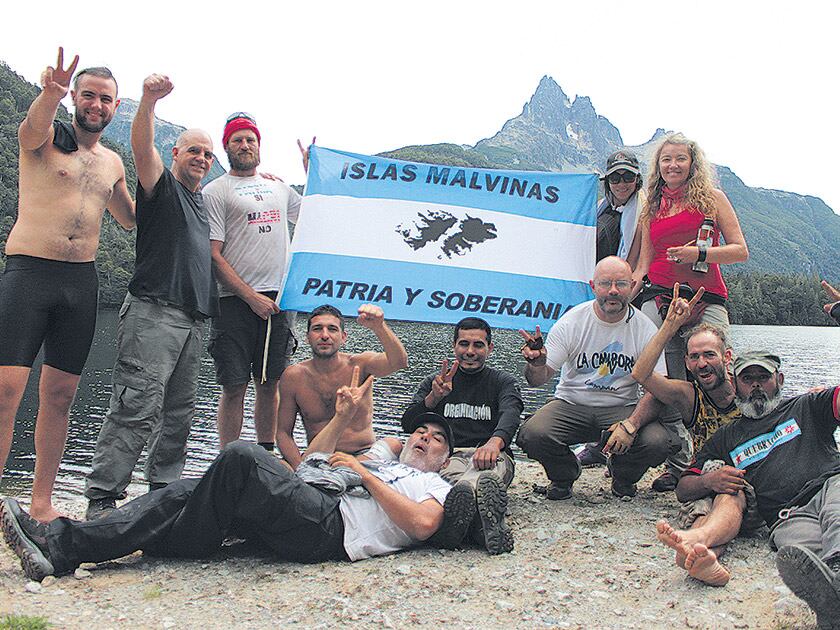 Parte de la comitiva en la orilla del Lago Escondido, luego de tres días seguidos de travesía intensa.