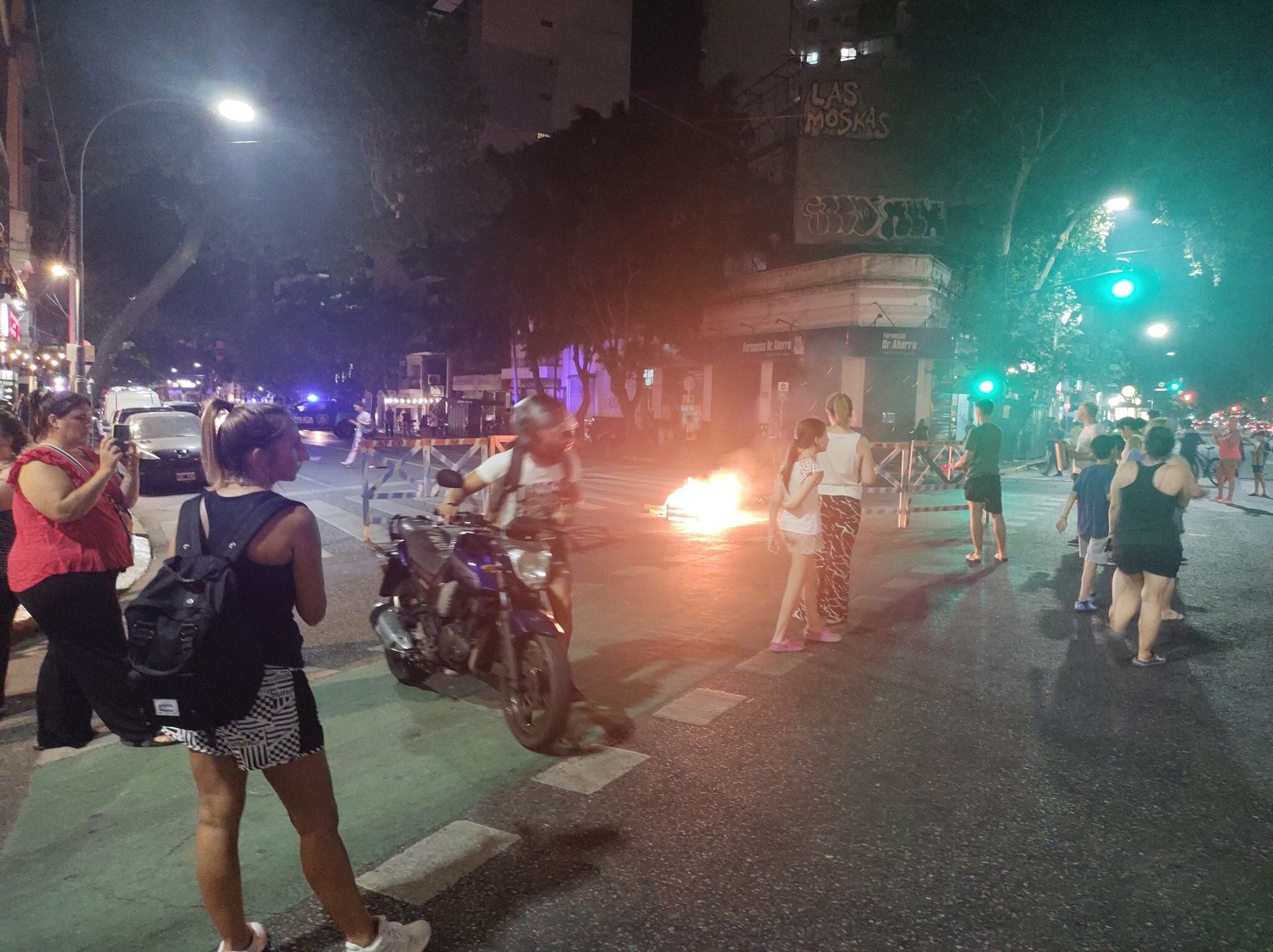 Los reclamos se replicaron en distintos barrios de la Ciudad, durante la tarde, tras una jornada de calor agobiante y cortes de luz. Imagen: Twitter