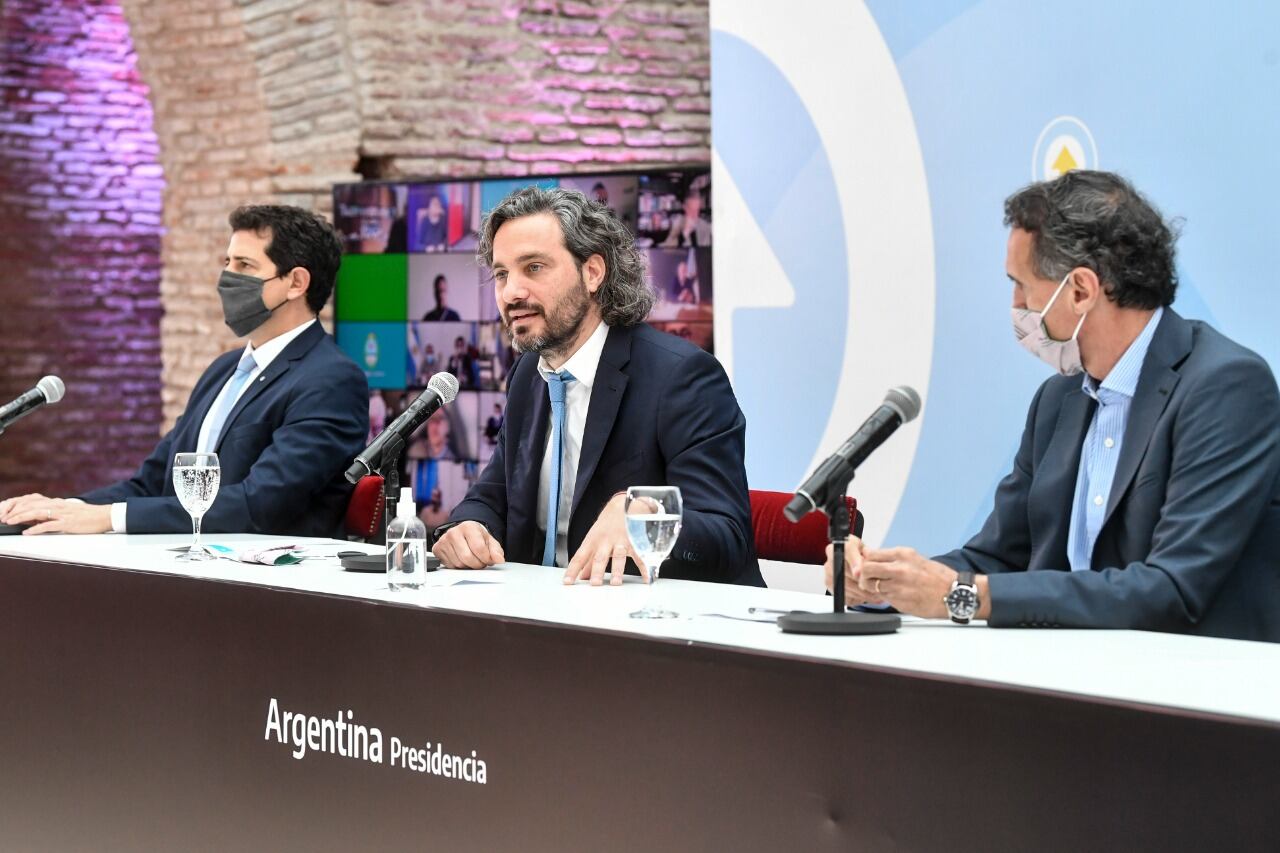 Cafiero (jefe de Gabinete), junto a los ministros De Pedro y Katopodis.