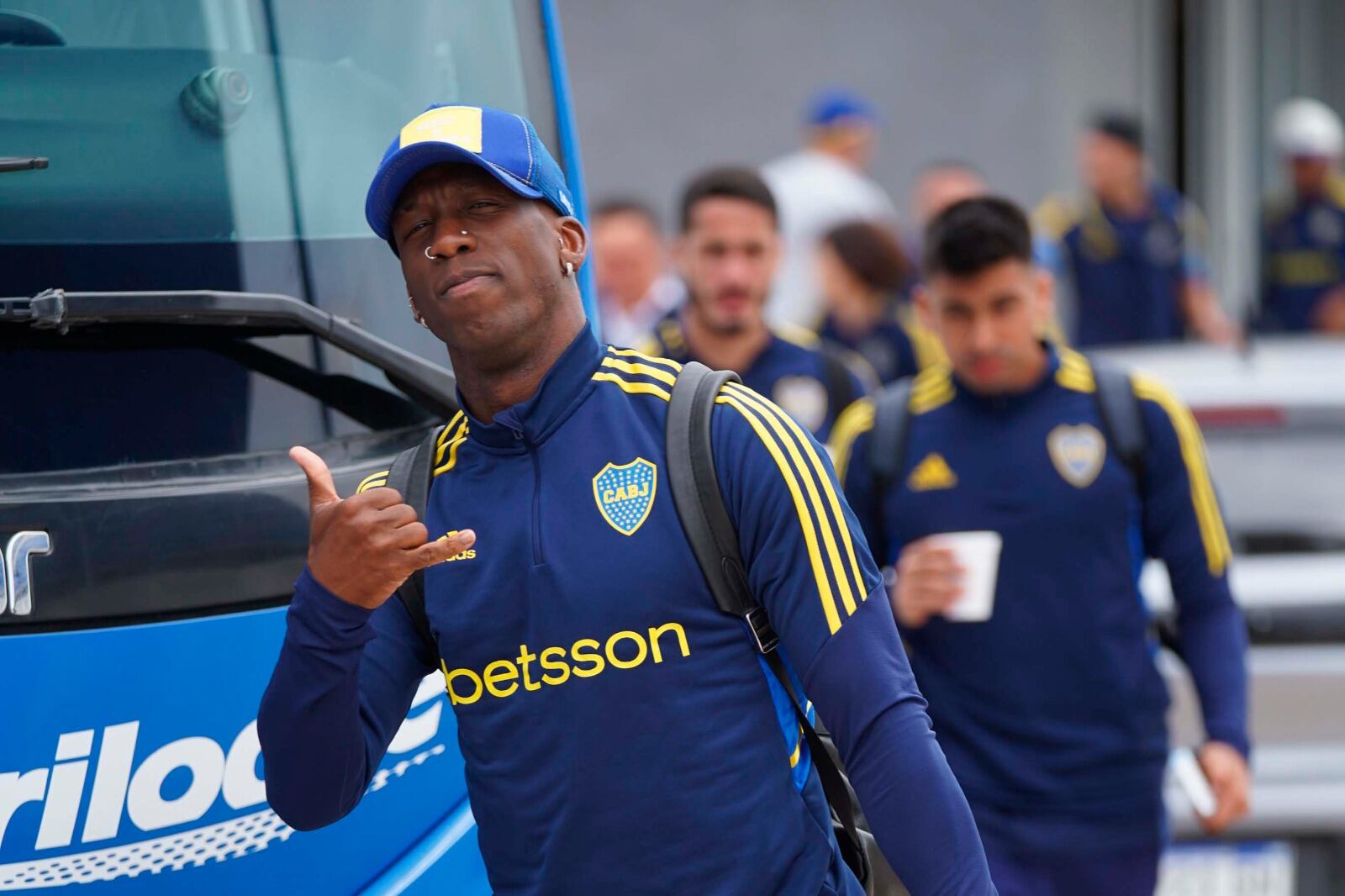 El peruano Advíncula, saluda a los hinchas xeneizes.