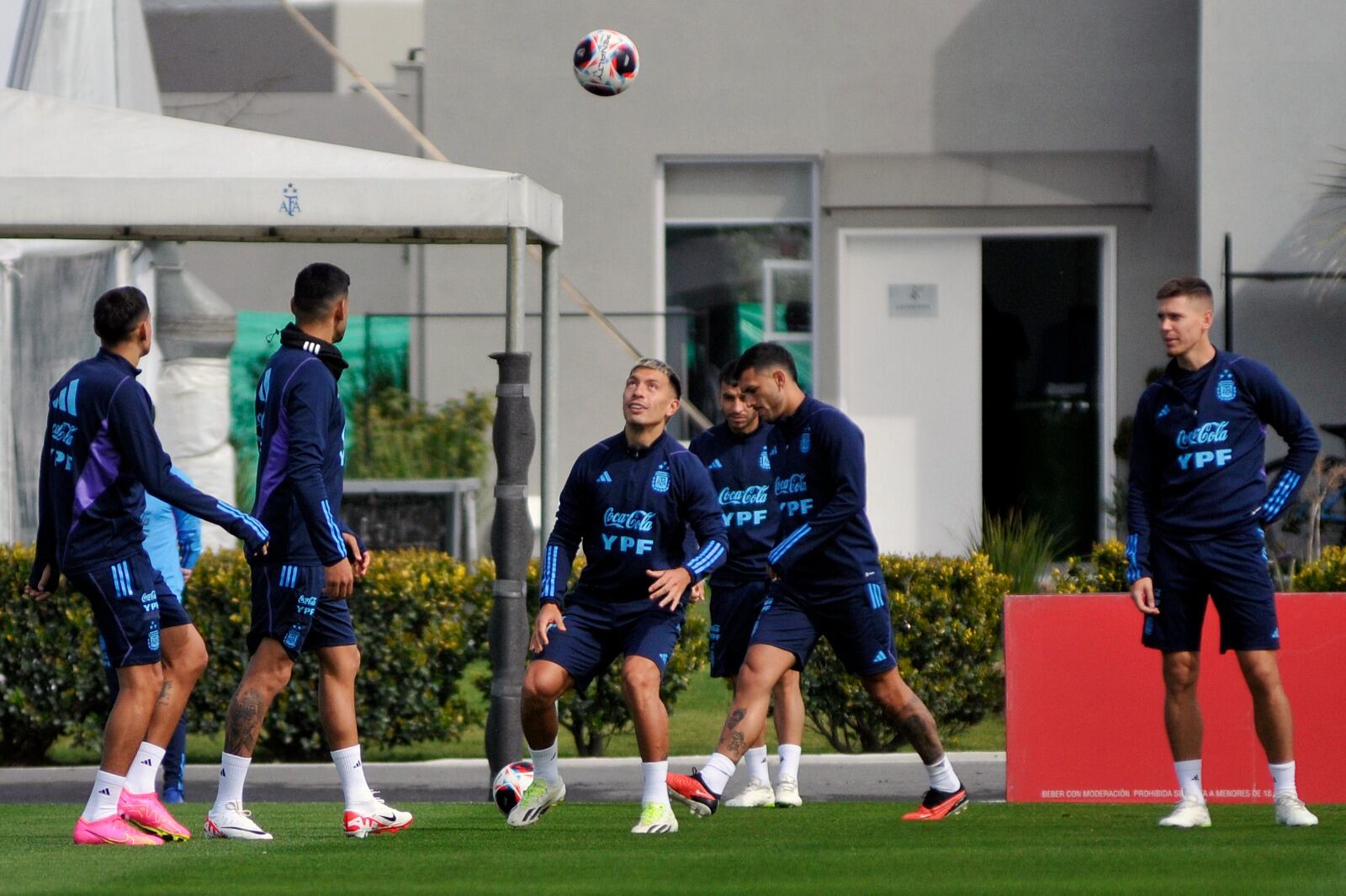Lisandro Martínez se prepara para recibir la pelota