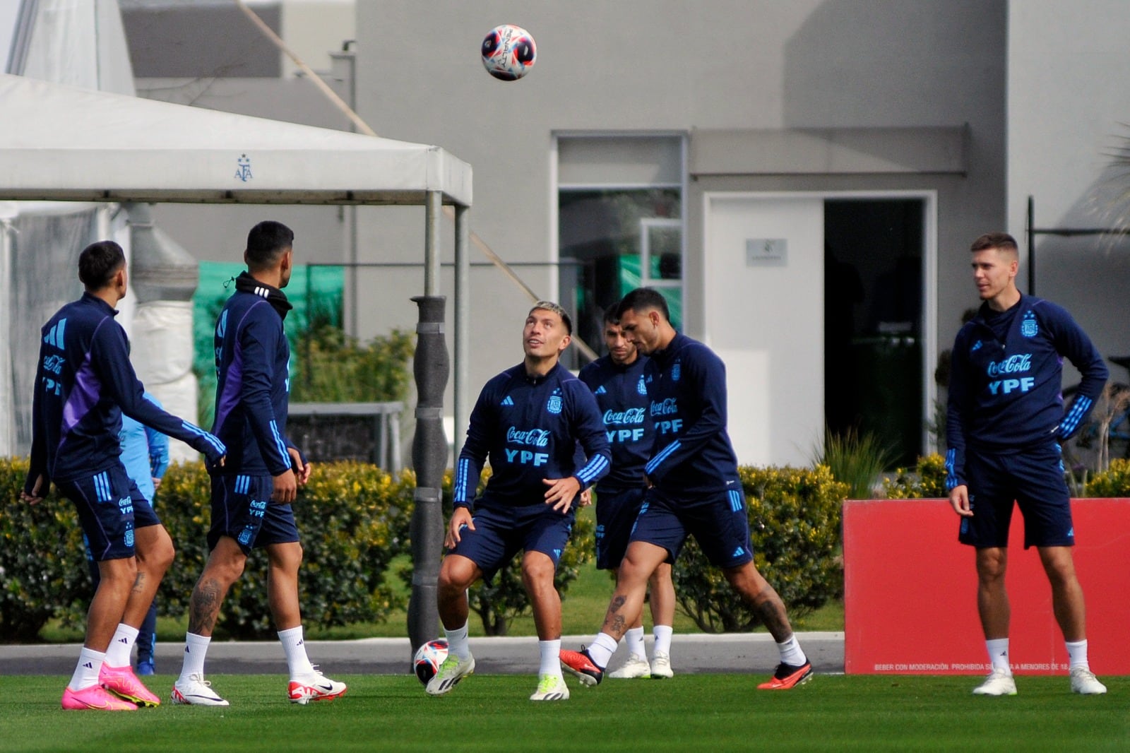 Lisandro Martínez se prepara para recibir la pelota