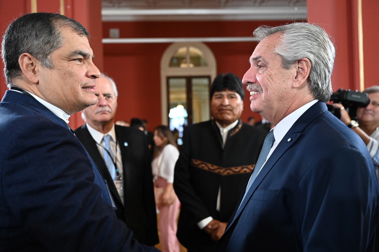"Lasso, destrozaste la relación con un país hermano", le reprochó Correa a su coterraneo presidente durante su estadía en Buenos Aires. 
