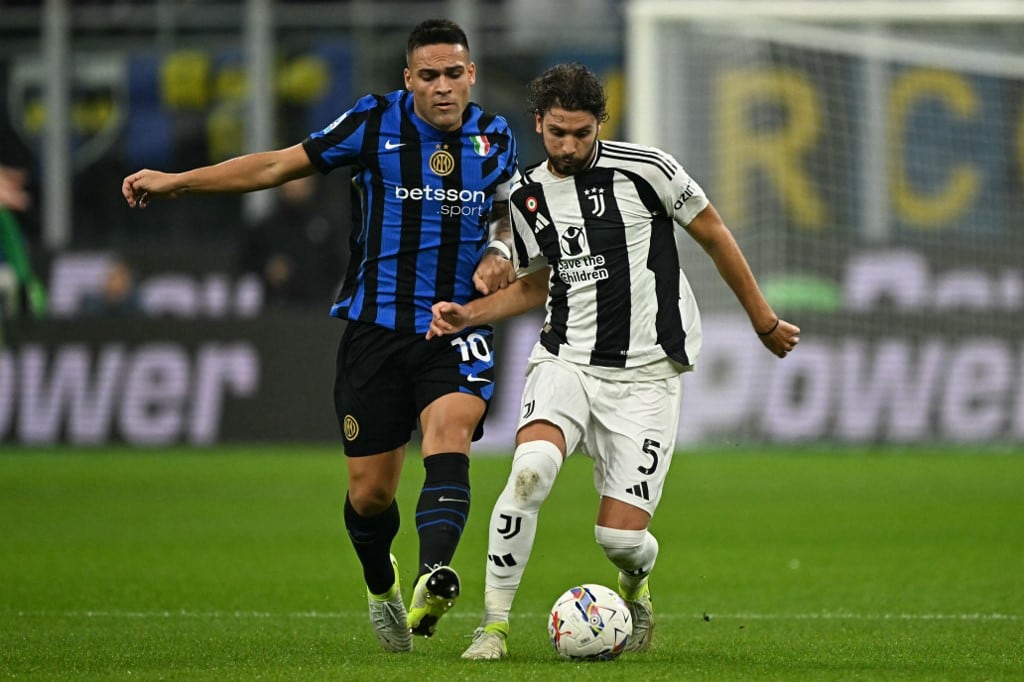 Lautaro pelea con Locatelli en Inter-Juventus.