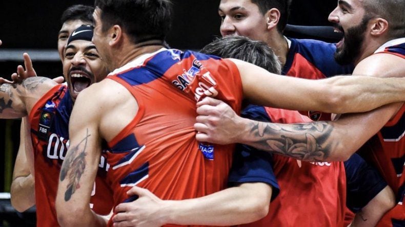 Festeja todo el plantel santiagueño.