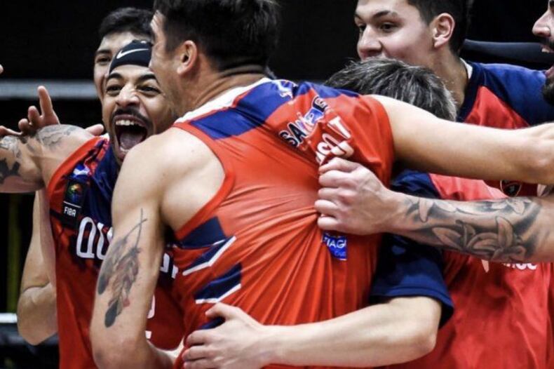 Festeja todo el plantel santiagueño.