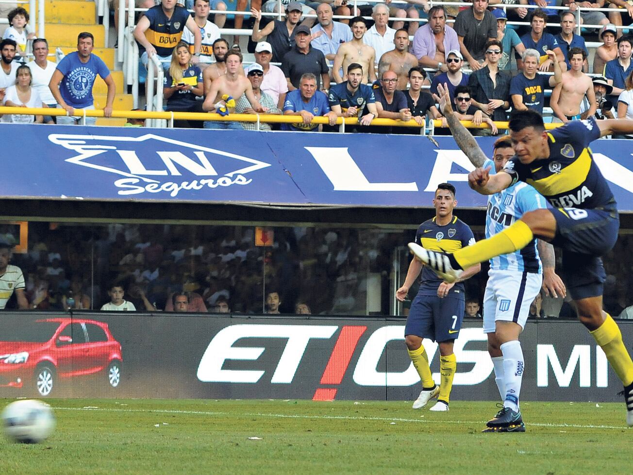 El zurdazo de Walter Bou será trabajosamente controlado por Orion. El más chico de los hermanos vivió una tarde inolvidable en la Bombonera.