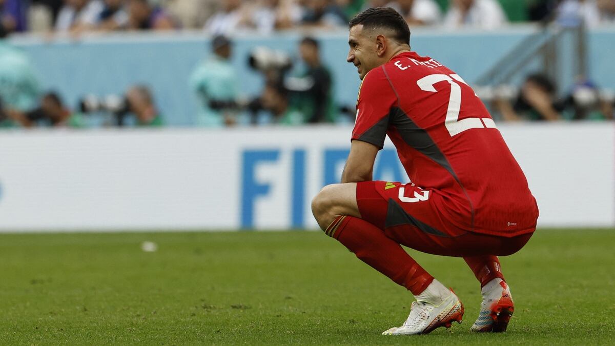 Emiliano "Dibu" Martínez vio el partido entre Aston Villa y Tottenham Hotspur desde el banco de suplentes. (Foto: Télam)