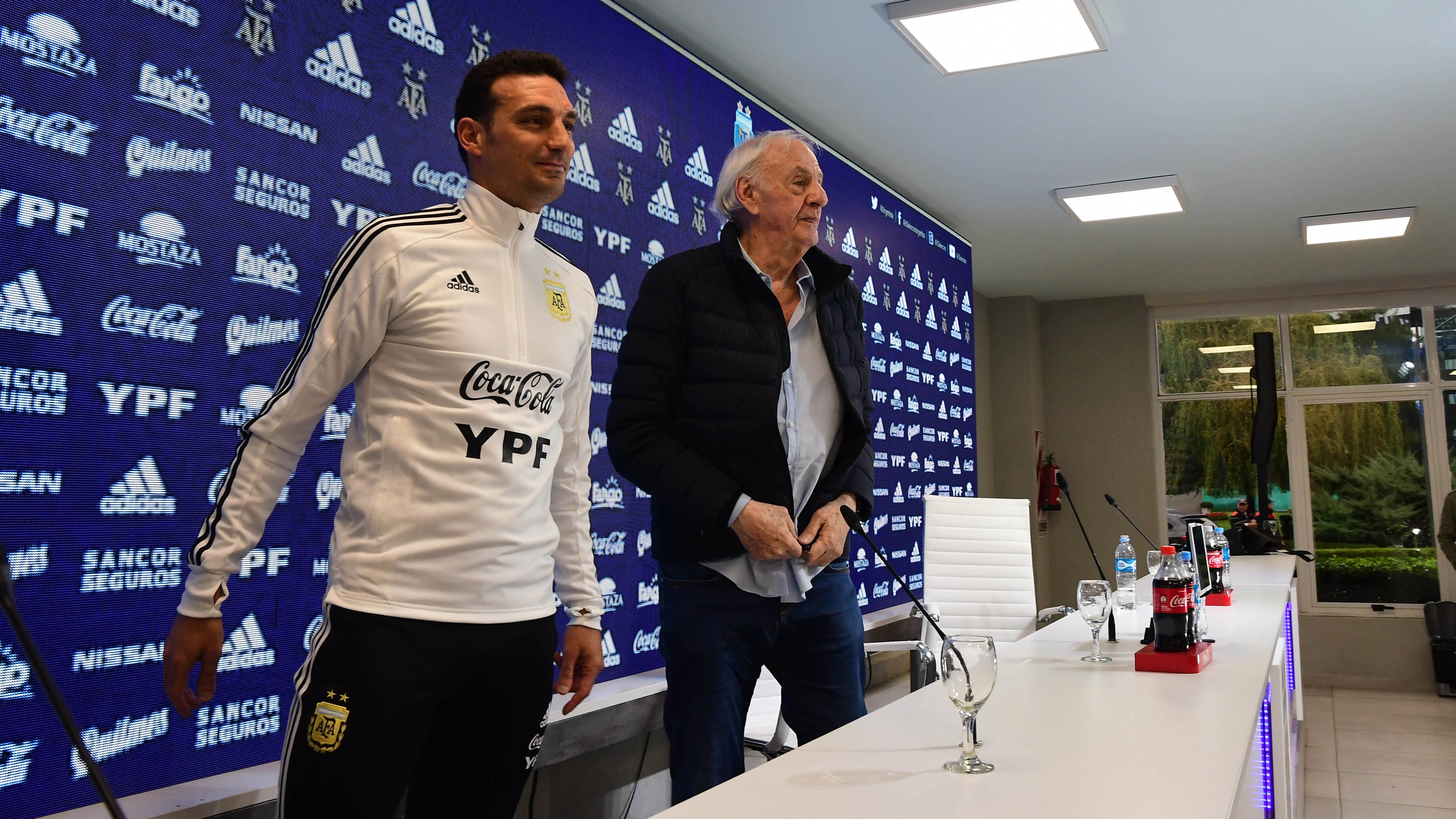 Scaloni y Menotti, el DT elogió al Kun Agüero y explicó por qué no lo había citado antes.