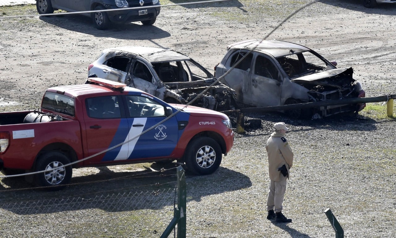 Dos de los autos incinerados en el predio de Aldosivi