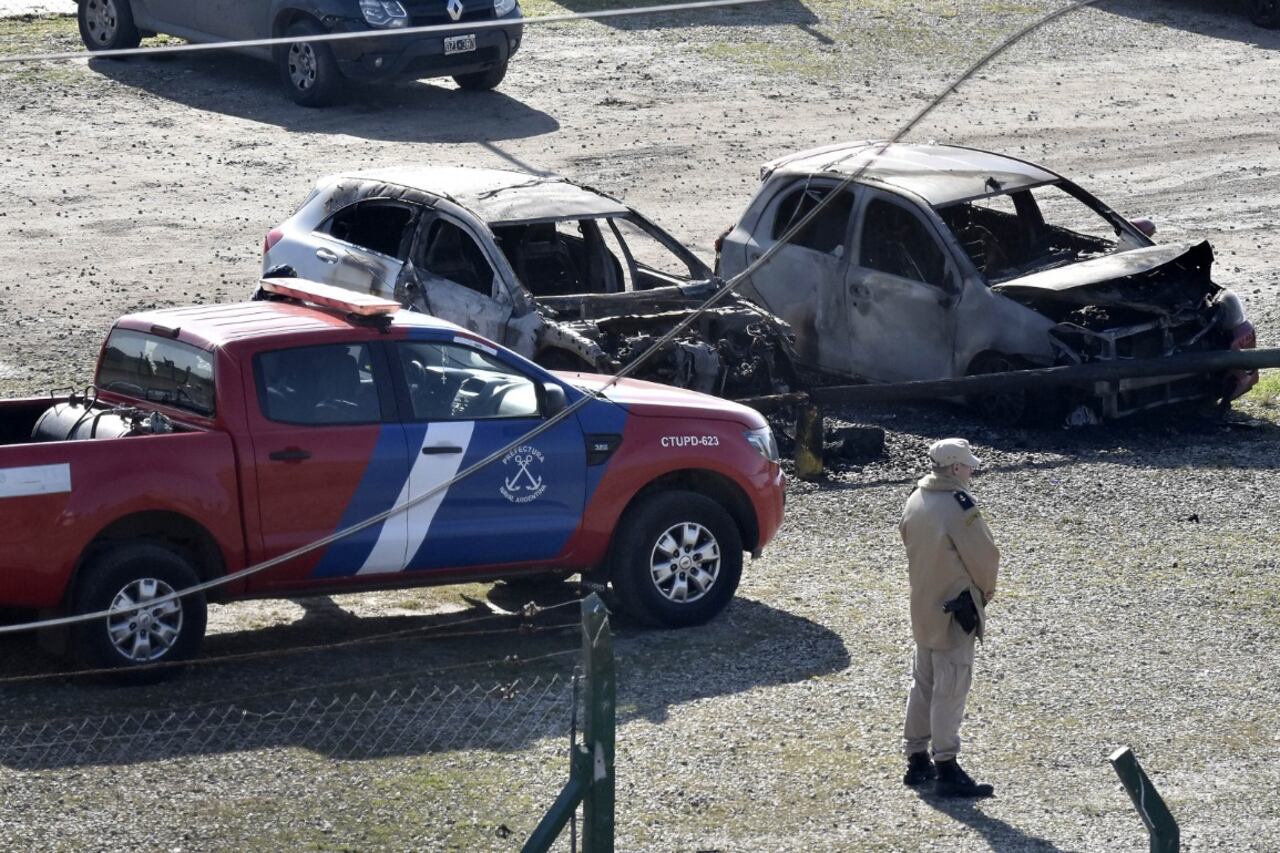 Dos de los autos incinerados en el predio de Aldosivi