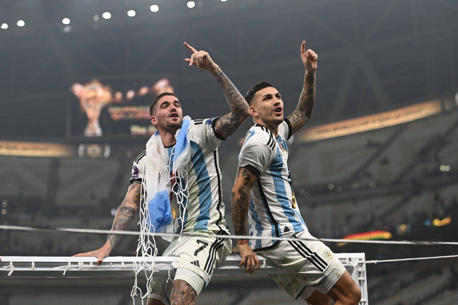 De Paul y Paredes festejan el título subidos al travesaño.