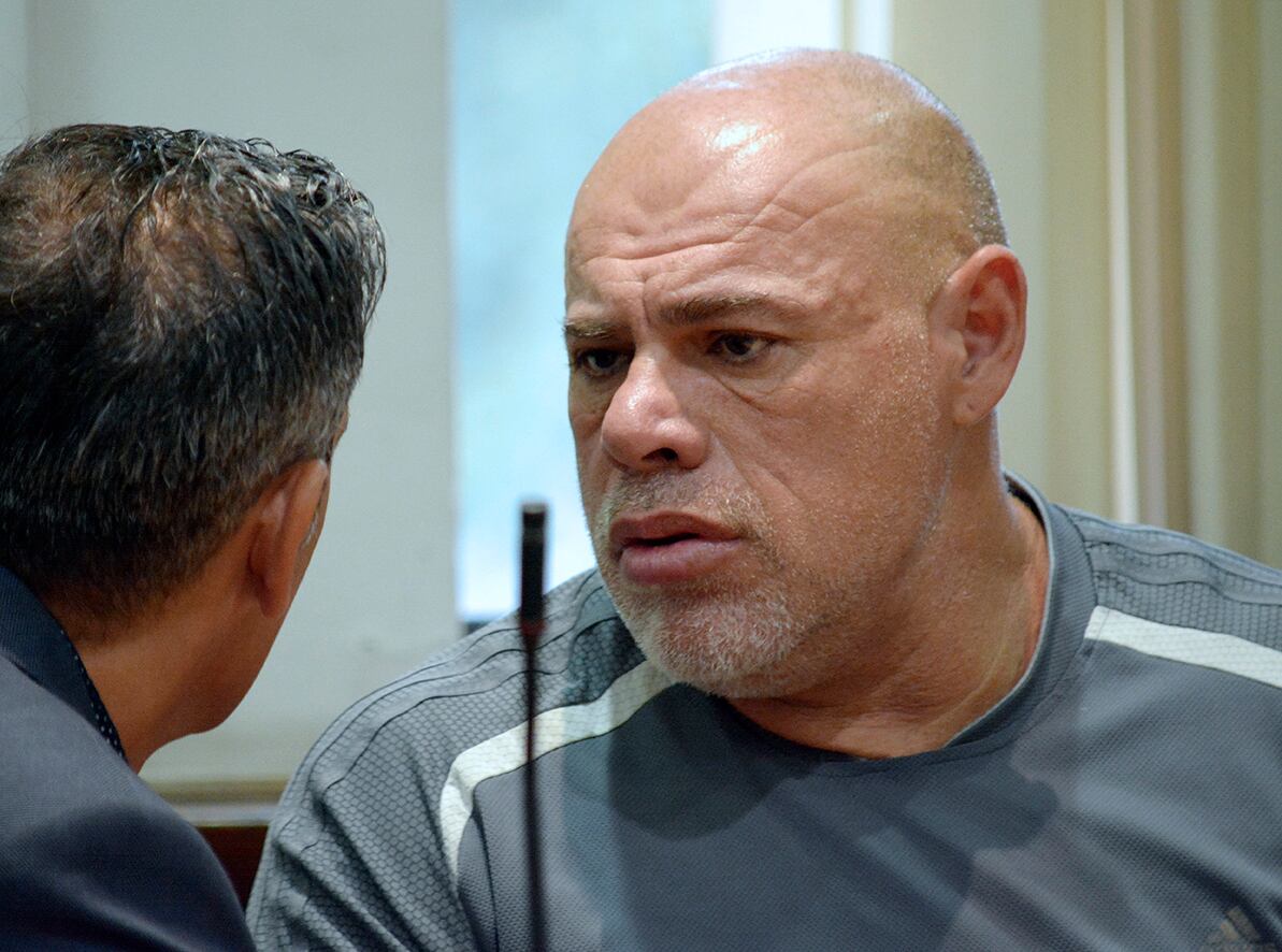 Schmitt habla con su abogado durante el juicio que se realizó.