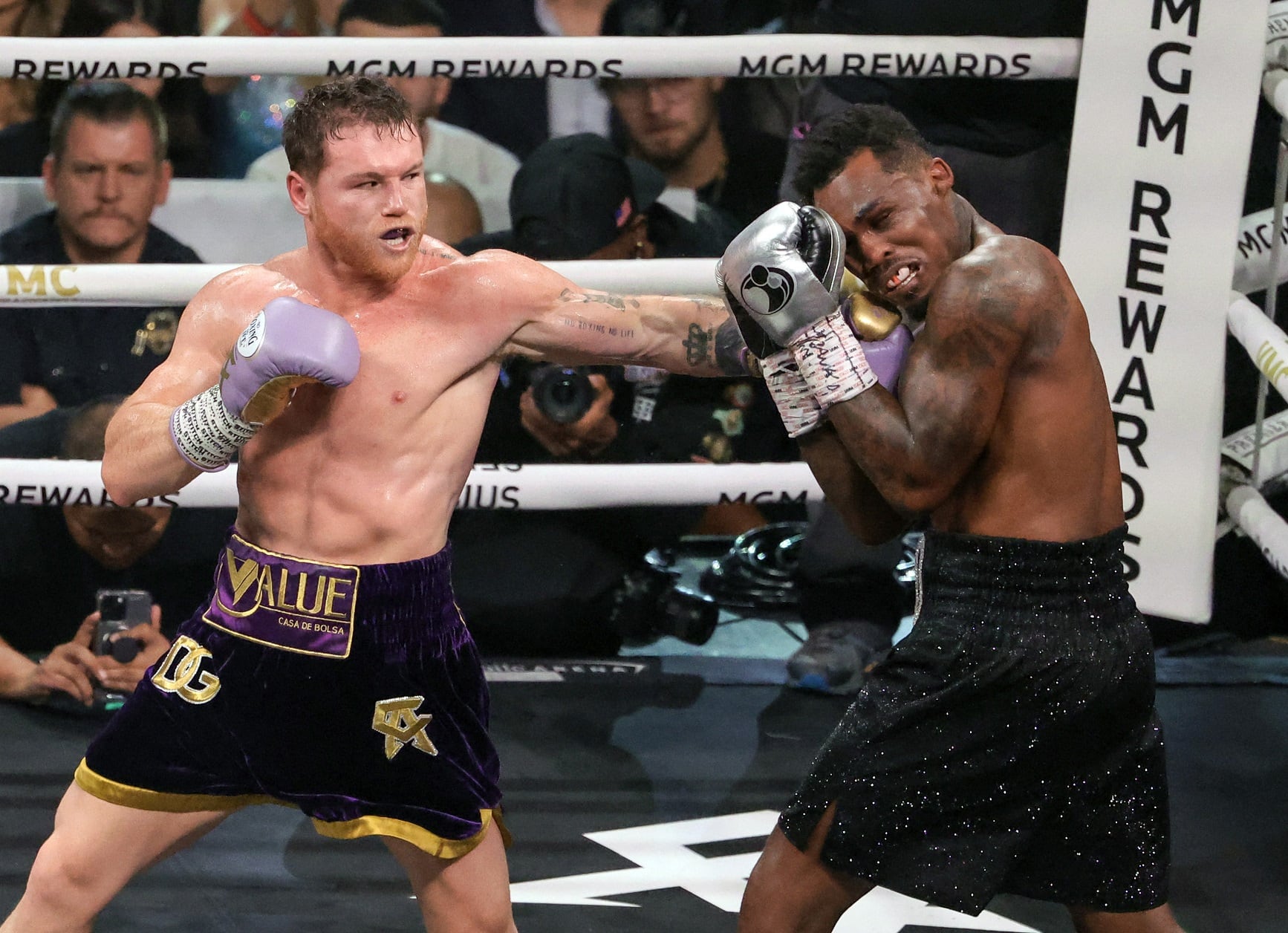 Canelo ataca y Charlo se protege, una postal de lo que fue la velada