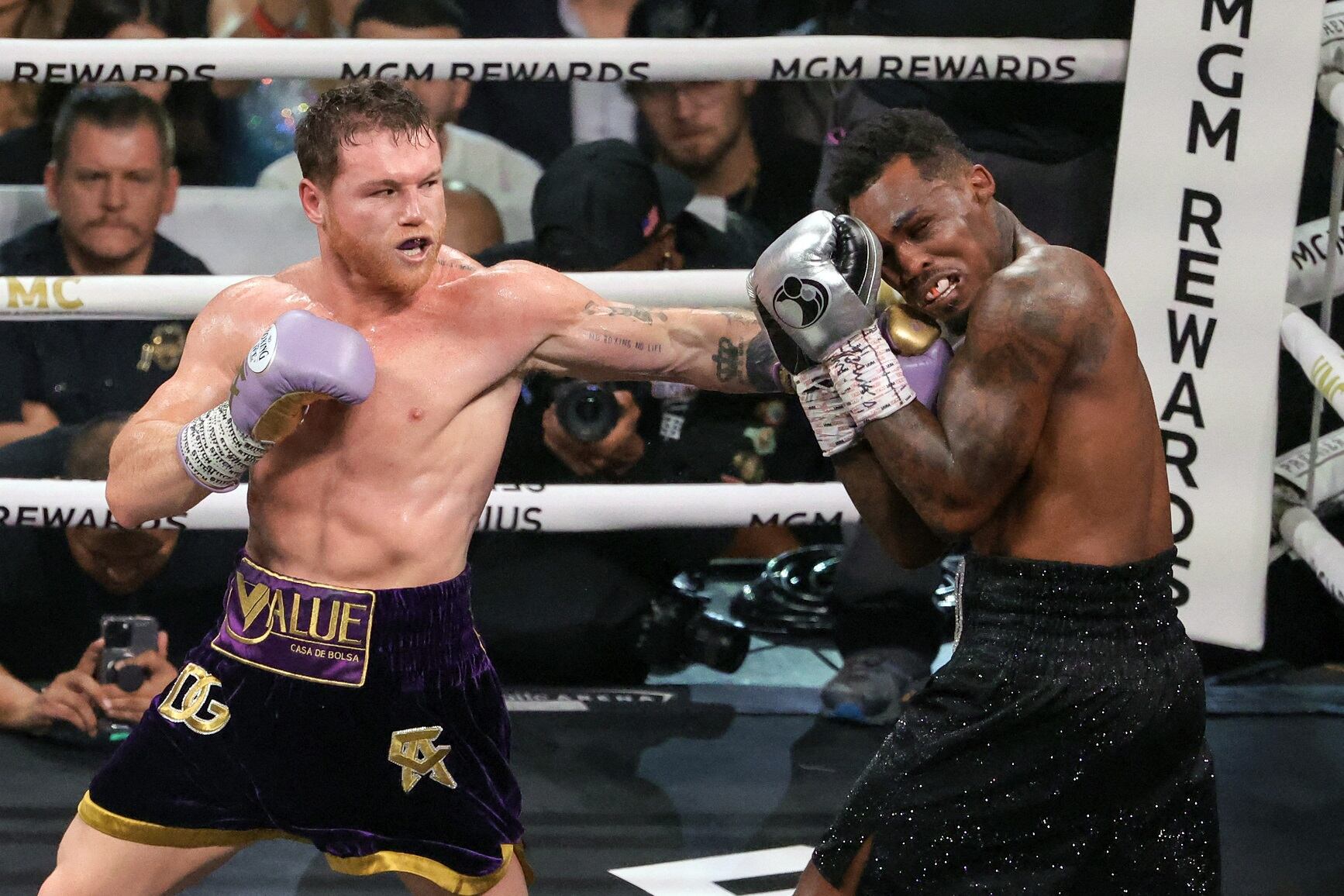 Canelo ataca y Charlo se protege, una postal de lo que fue la velada