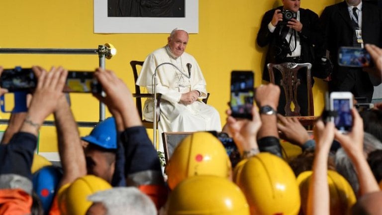 Francisco, en su visita a una fábrica genovesa.