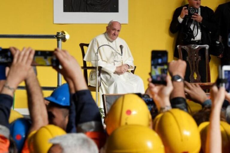 Francisco, en su visita a una fábrica genovesa.