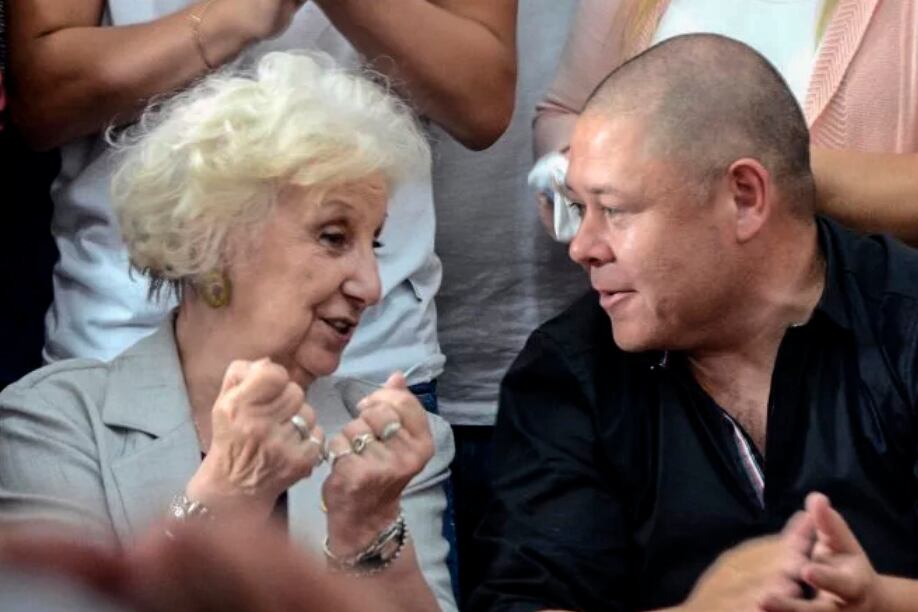 Mario Navarro, cuando recuperó su identidad, en 2015, junto a Estela de Carlotto, la titular de Abuelas de Plaza de Mayo.
