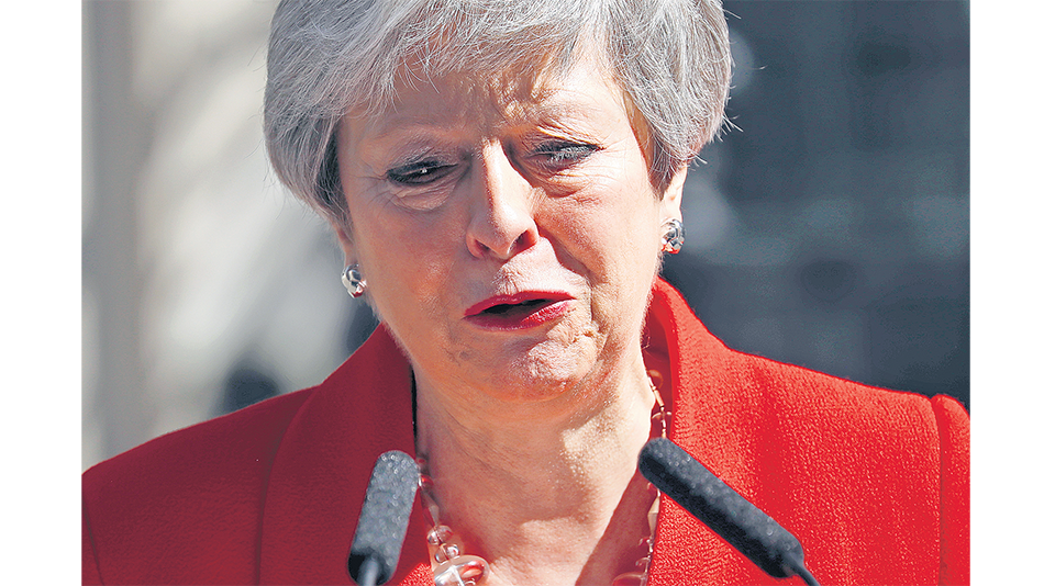 May rompe en llanto al anunciar su renuncia.