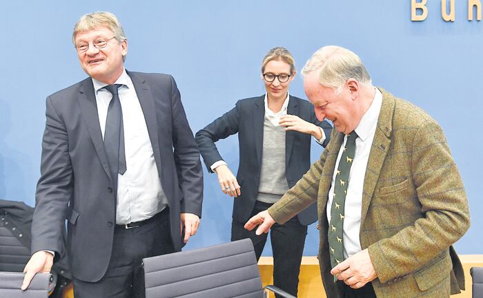 Alexander Gauland (der.), junto a otros miembros de AfD, dijo que su partido se enfrentará a la inmigración.