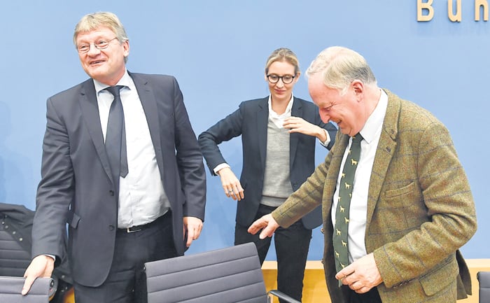 Alexander Gauland (der.), junto a otros miembros de AfD, dijo que su partido se enfrentará a la inmigración.