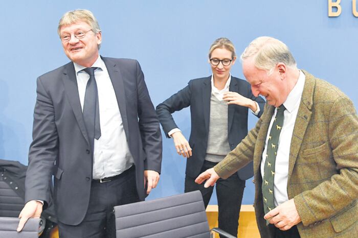 Alexander Gauland (der.), junto a otros miembros de AfD, dijo que su partido se enfrentará a la inmigración.