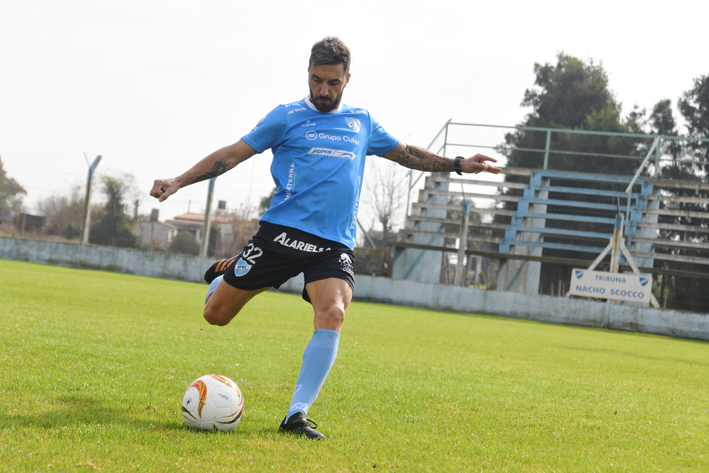 Nacho Scocco saca el derechazo con la casaca de Hughes FC.