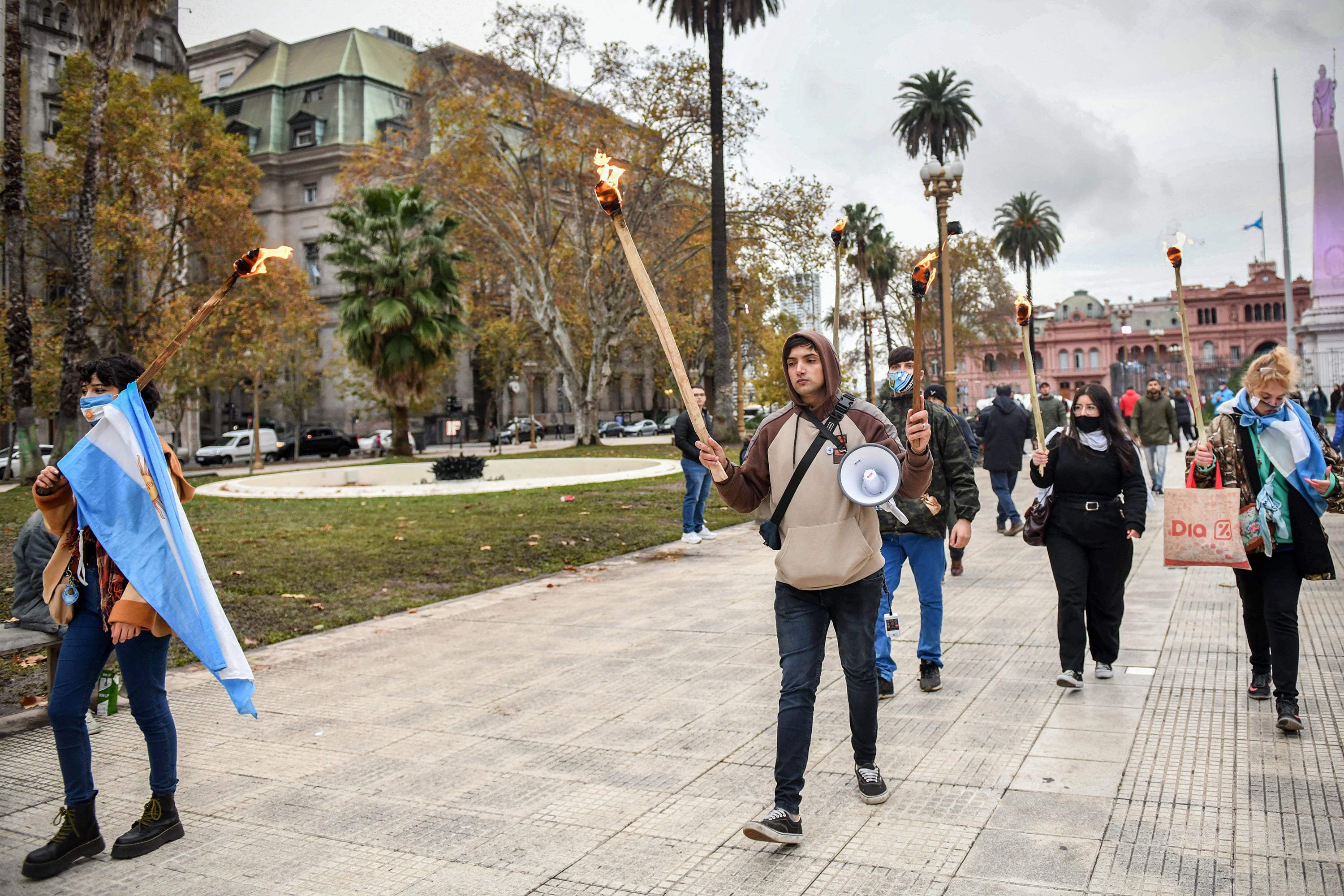 Jonathan Morel, megáfono en mano, en una de las marchas anti K de Revolución Federal.