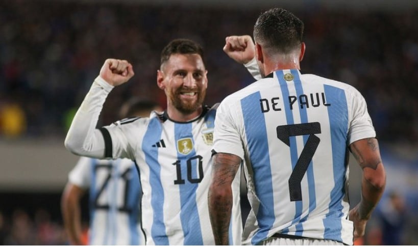 Messi y De Paul en la victoria por 1-0 ante Ecuador.