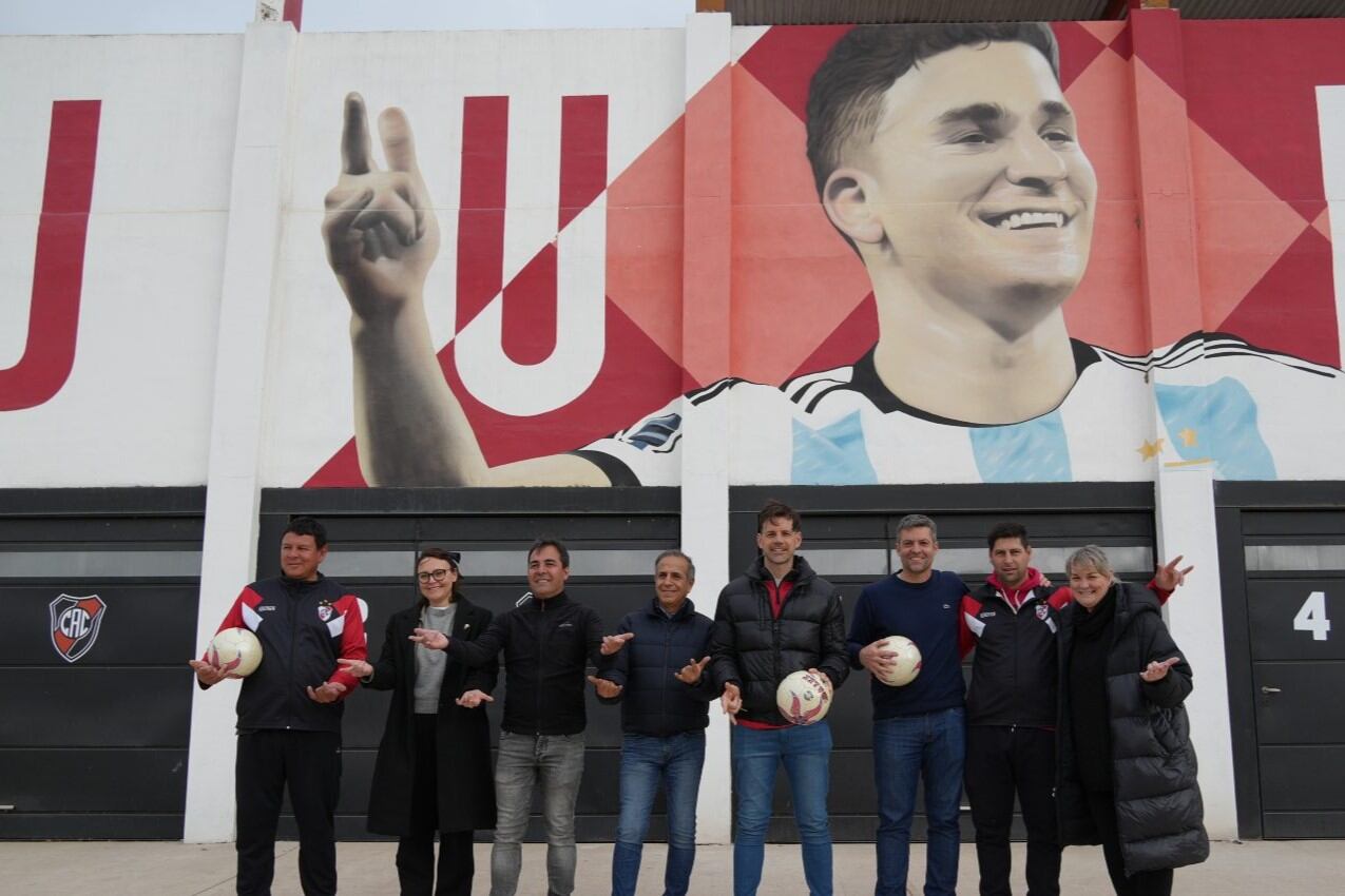 Julián Álvarez donó 1.500.000 pesos a Calchín, el club que lo formó, para mejorar sus instalaciones y recursos