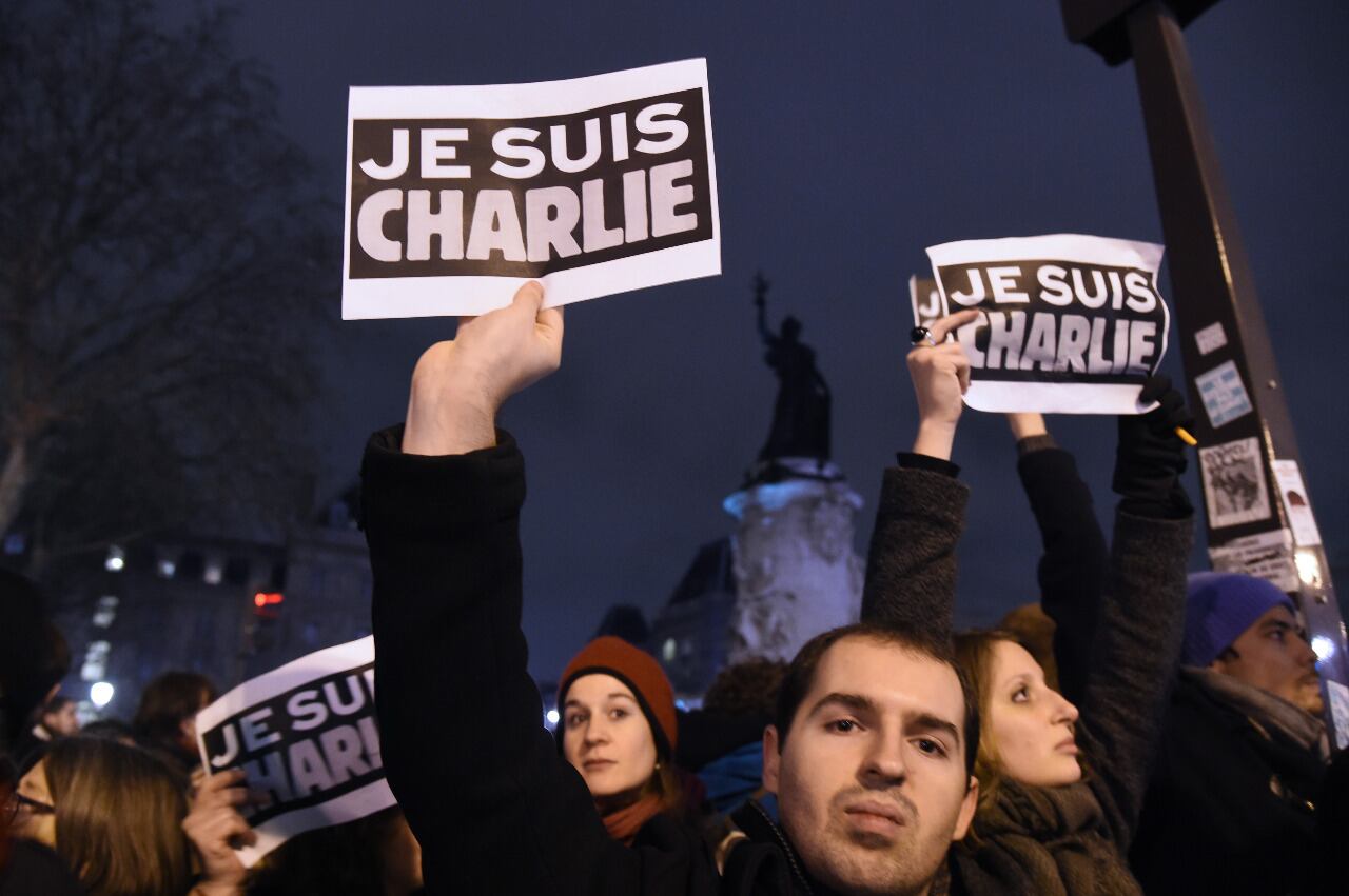En 2015 dos encapuchados entran a la redacción de la revista satírica Charlie Hebdo en París y asesinan a doce personas. Otras cuatro quedan heridas. Entre los muertos figuran cuatro dibujantes.