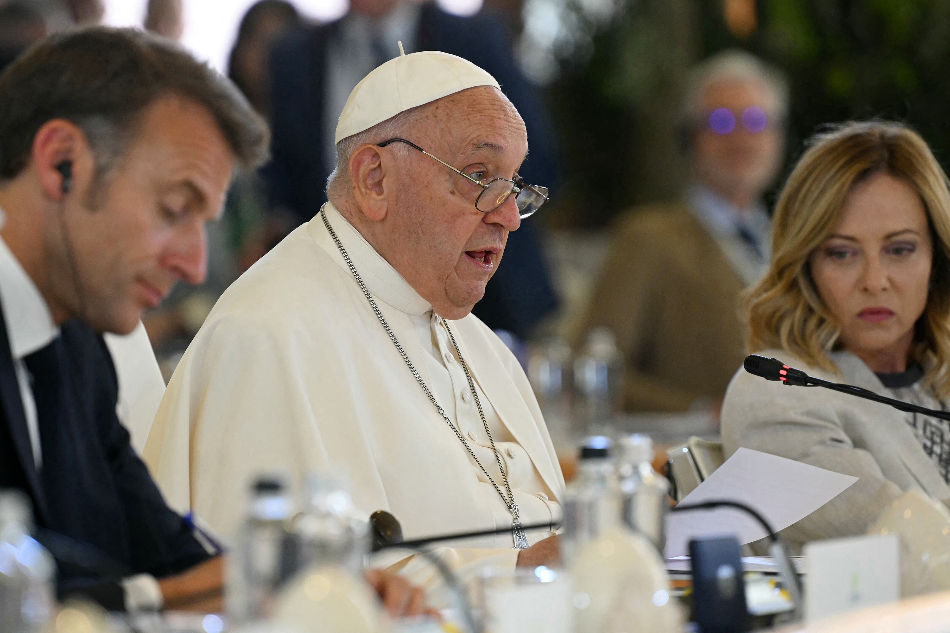 El Papa, entre Macron y Meloni, en la cumbre del G7.