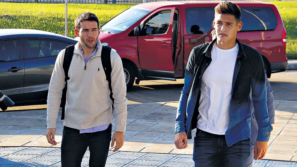 Camilo Mayada y Lucas Martínez Quarta al llegar a la sede de la Conmebol, en la ciudad de Luque.