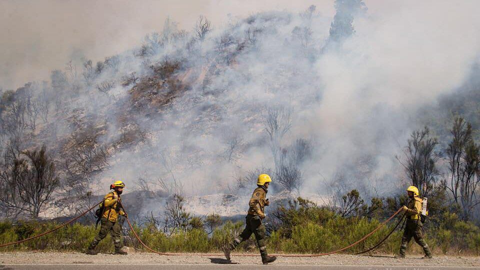 Los incendios en El Bolsón no están controlados y hay temor de que el calor empeore la situación.