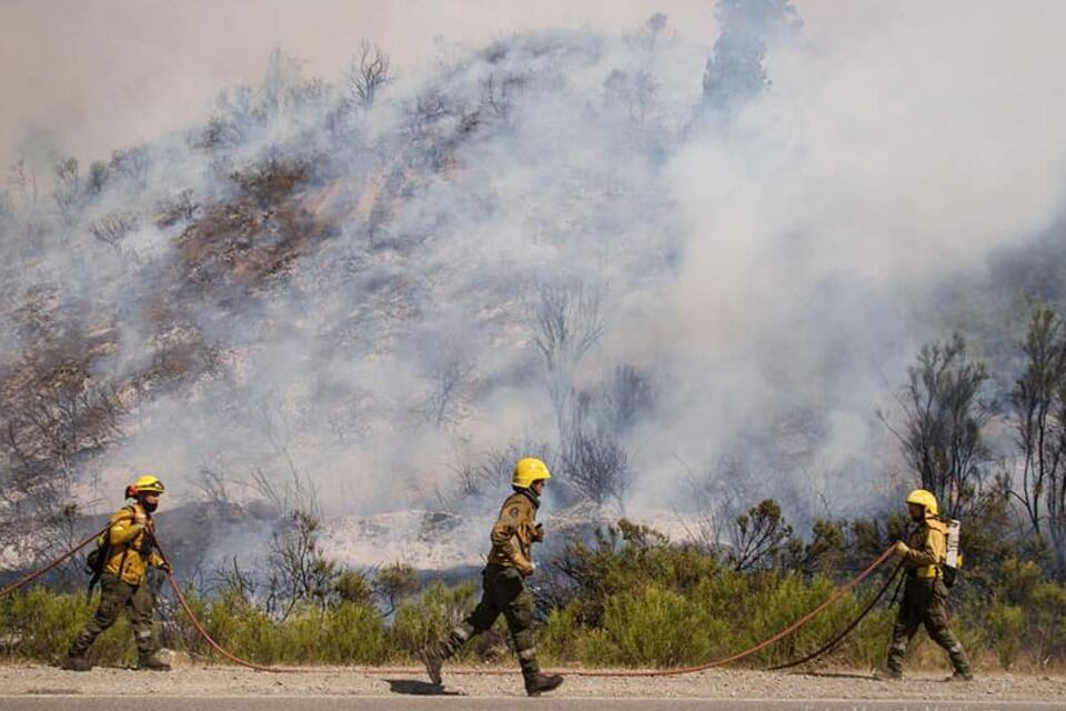 Los incendios en El Bolsón no están controlados y hay temor de que el calor empeore la situación.