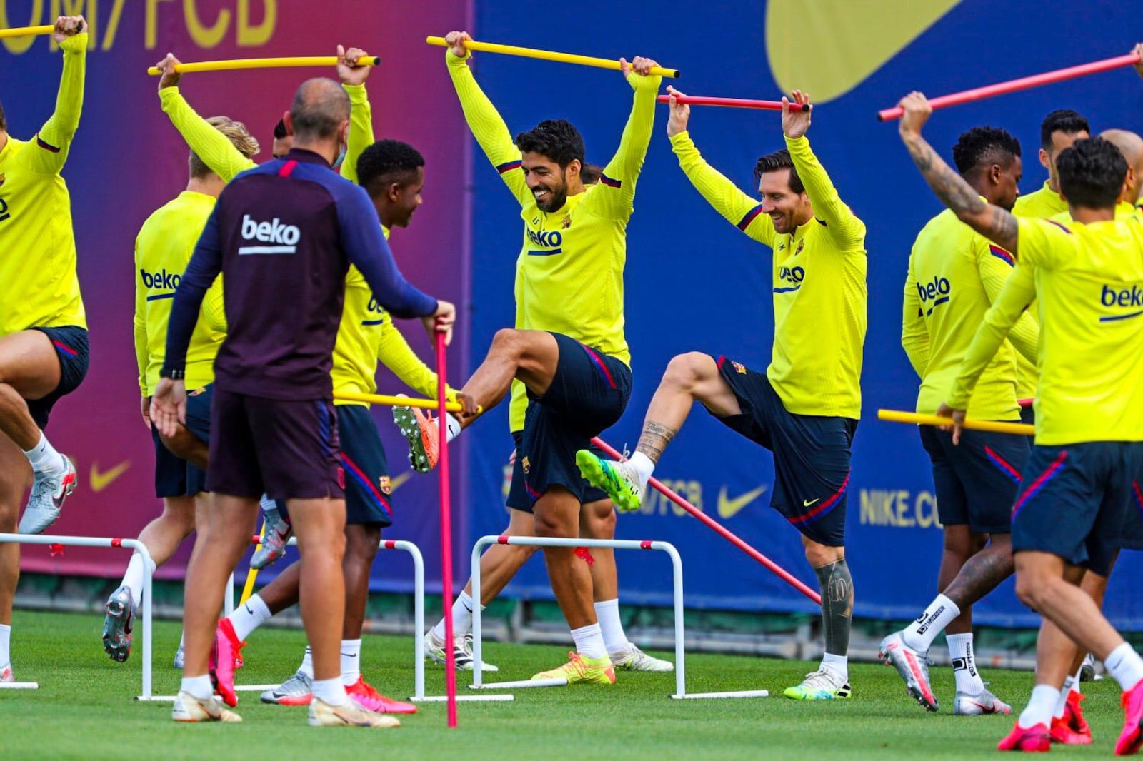 Messi y Luis Suárez se divierten durante la entrada en calor del entrenamiento.