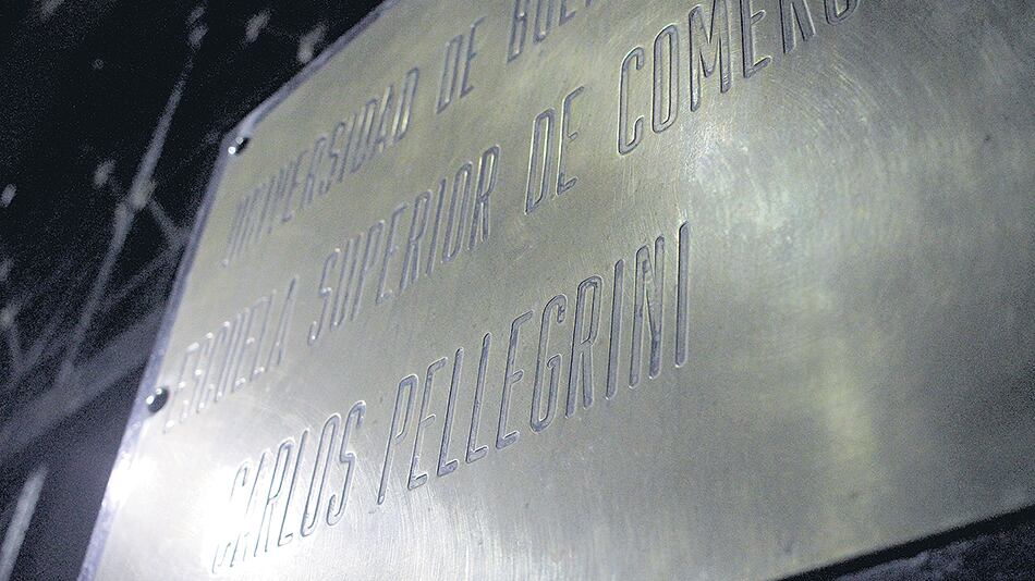 Las autoridades del Pellegrini consideraron "necesario que el docente no establezca contacto con estudiantes".