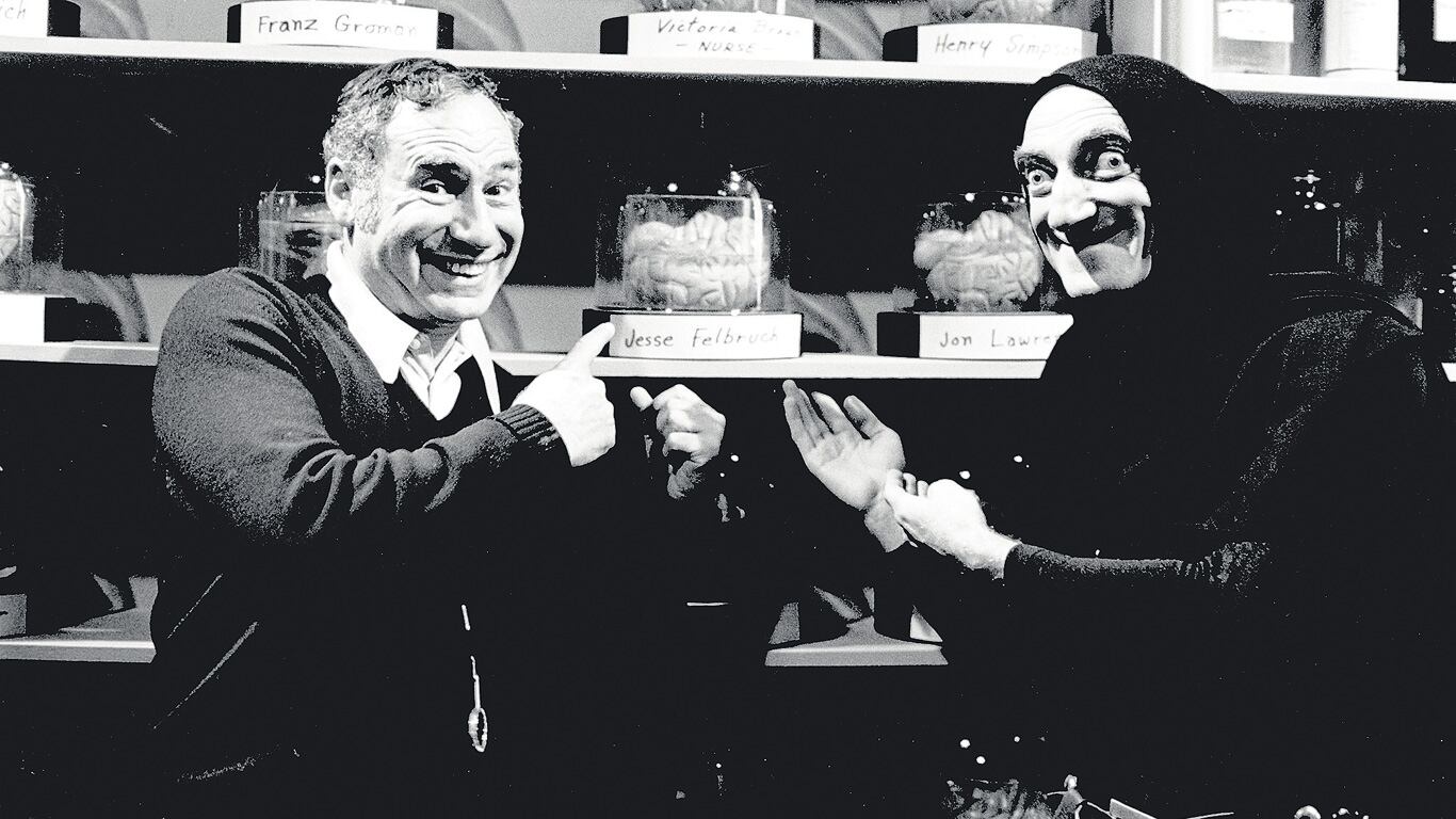 MEL BROOKS Y MARTY FELDMAN EN EL SET DE FILMACIÓN DE EL JOVEN FRANKENSTEIN